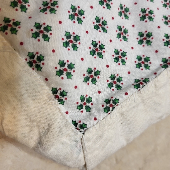 Handmade Baby Quilt in Christmas colors - light weight cotton is hand finished - Picture 7 of 8